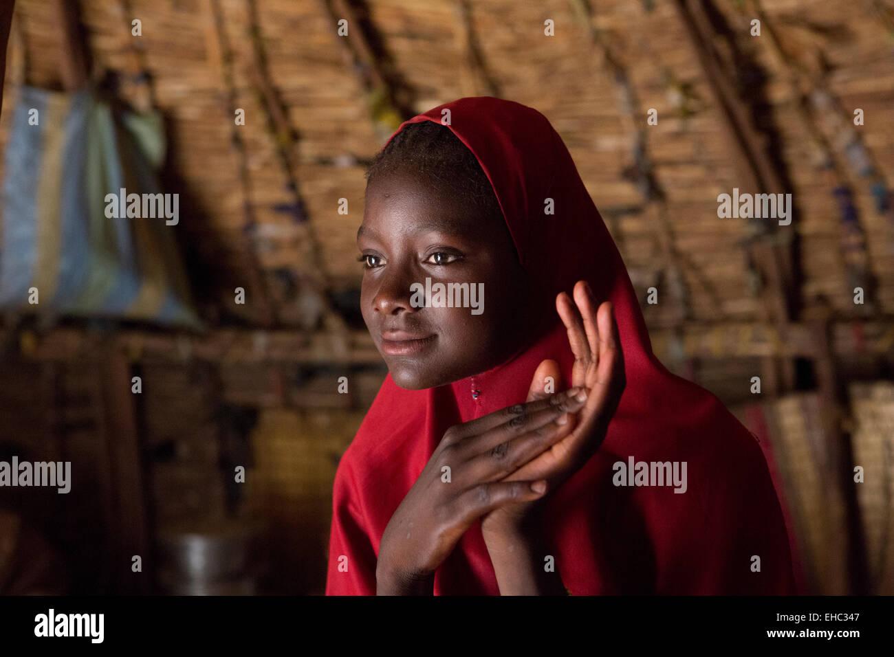 Tera, a ovest del Niger; Fatima Ismaghil, 13, è stato venduto da suo padre come un bambino sposa per 20 capre. Foto Stock