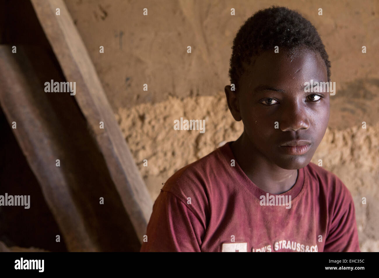 Komobangau miniere d oro, Niger; Samaila Ibrahim, 15, opere d'oro di estrazione dal basso grado di minerale. Egli può guadagnare fino a $100 in un buon mese. Foto Stock