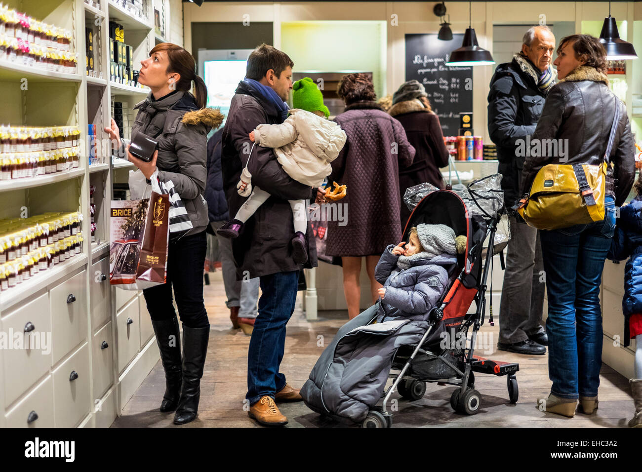 Gente shopping a Natale, all'interno del negozio, Strasburgo Alsazia Francia Europa Foto Stock