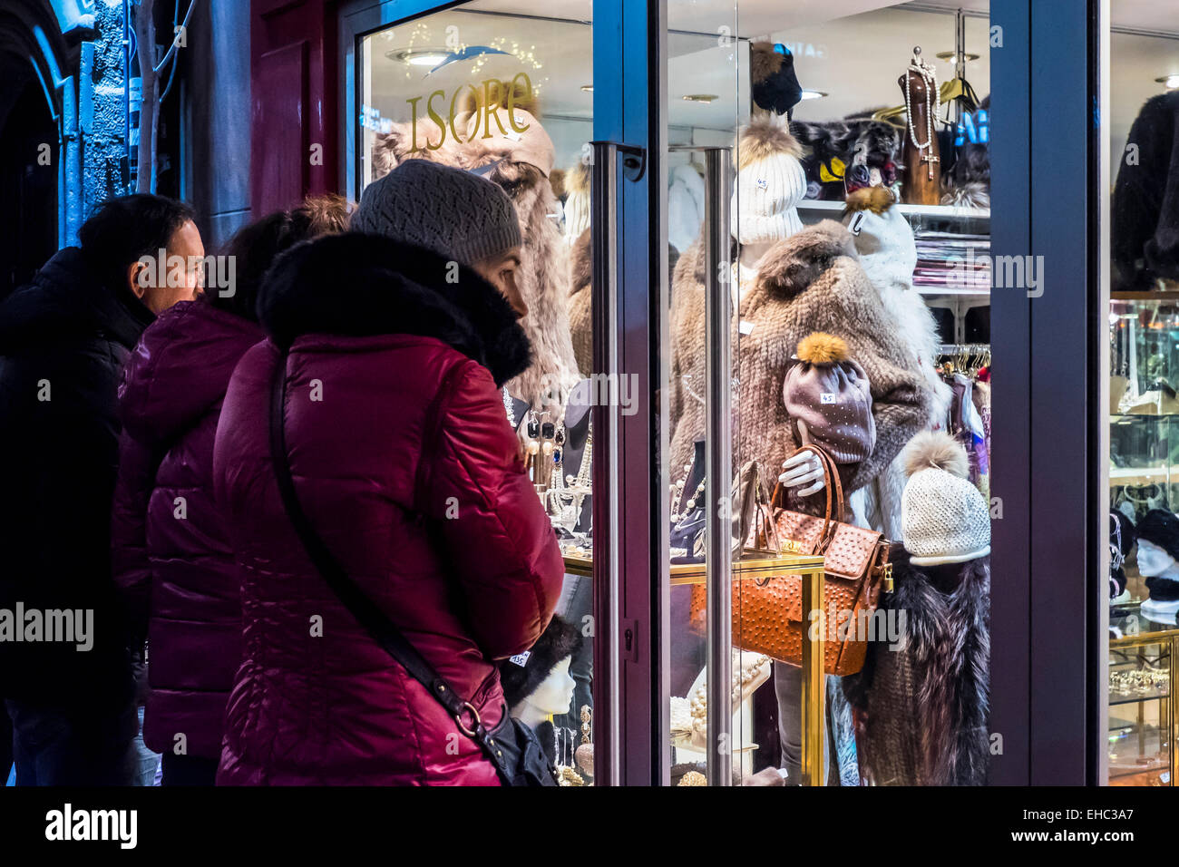 Persone che acquistano per i vestiti tempo di Natale Strasburgo Alsazia Francia Europa Foto Stock
