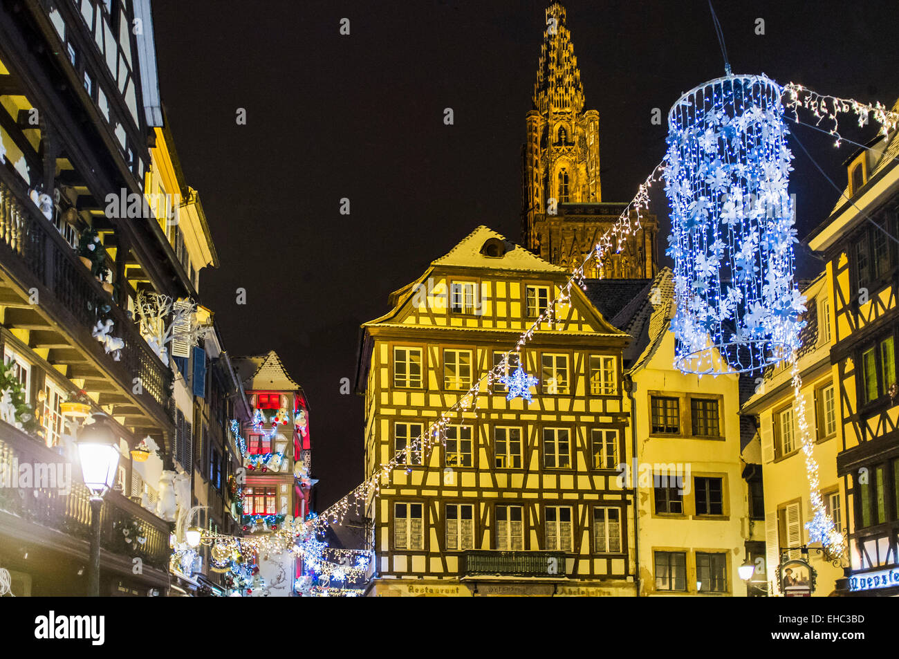Place du Marché Aux Cochons De Lait Square e Cattedrale di notte, tempo di Natale, Strasburgo, Alsazia, Francia, Europa Foto Stock