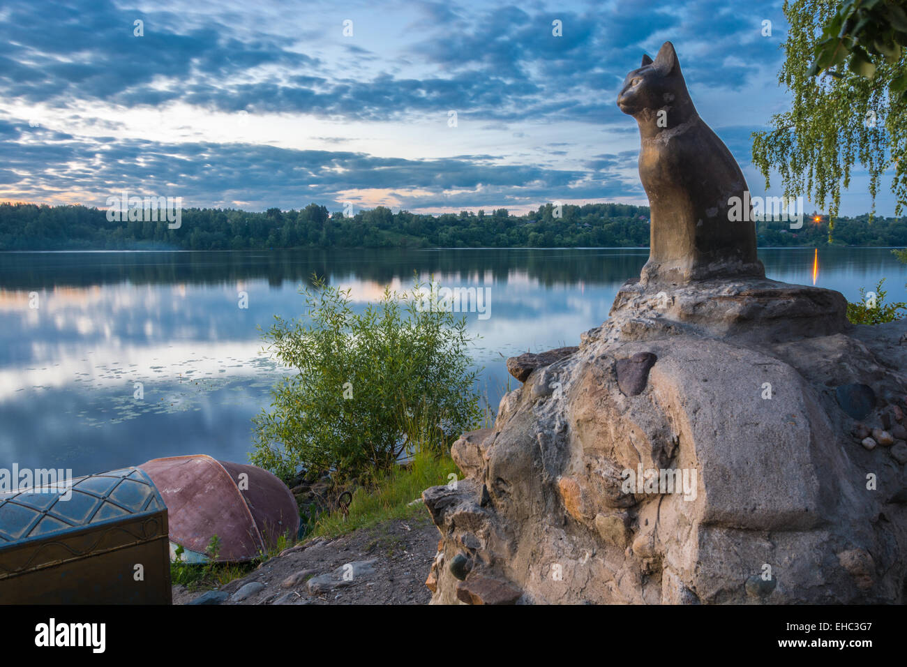 Cat scultura in attesa del suo padrone sulle rive del fiume Volga nella città di PLE. Foto Stock