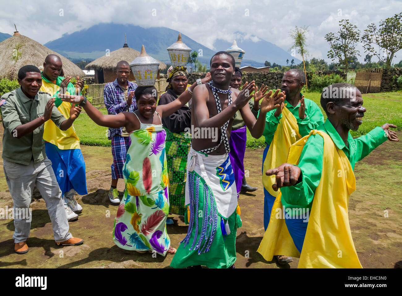 MUSANZE, Ruanda - 5 Novembre 2013: Danzatori tribali delle tribù Batwa eseguire Intore tradizionale danza Foto Stock