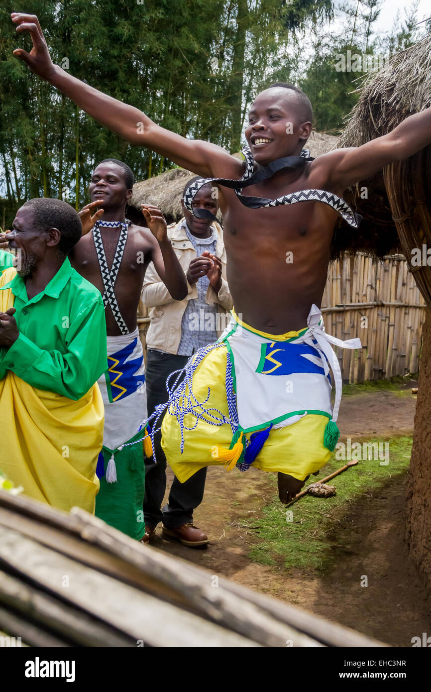 MUSANZE, Ruanda - 5 Novembre 2013: Danzatori tribali delle tribù Batwa eseguire Intore tradizionale danza Foto Stock