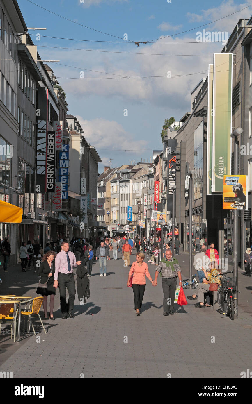 Vista generale verso il basso la zona pedonale dello shopping, Adalbertstraße ad Aquisgrana in Germania. Foto Stock