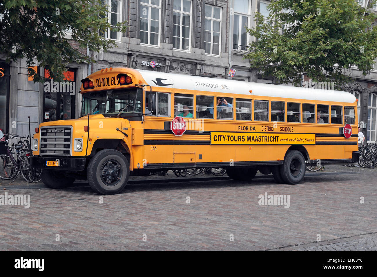 Un American School bus (Florida District scuole) convertiti in una gita turistica in autobus a Maastricht nel Limburgo, Paesi Bassi. Foto Stock