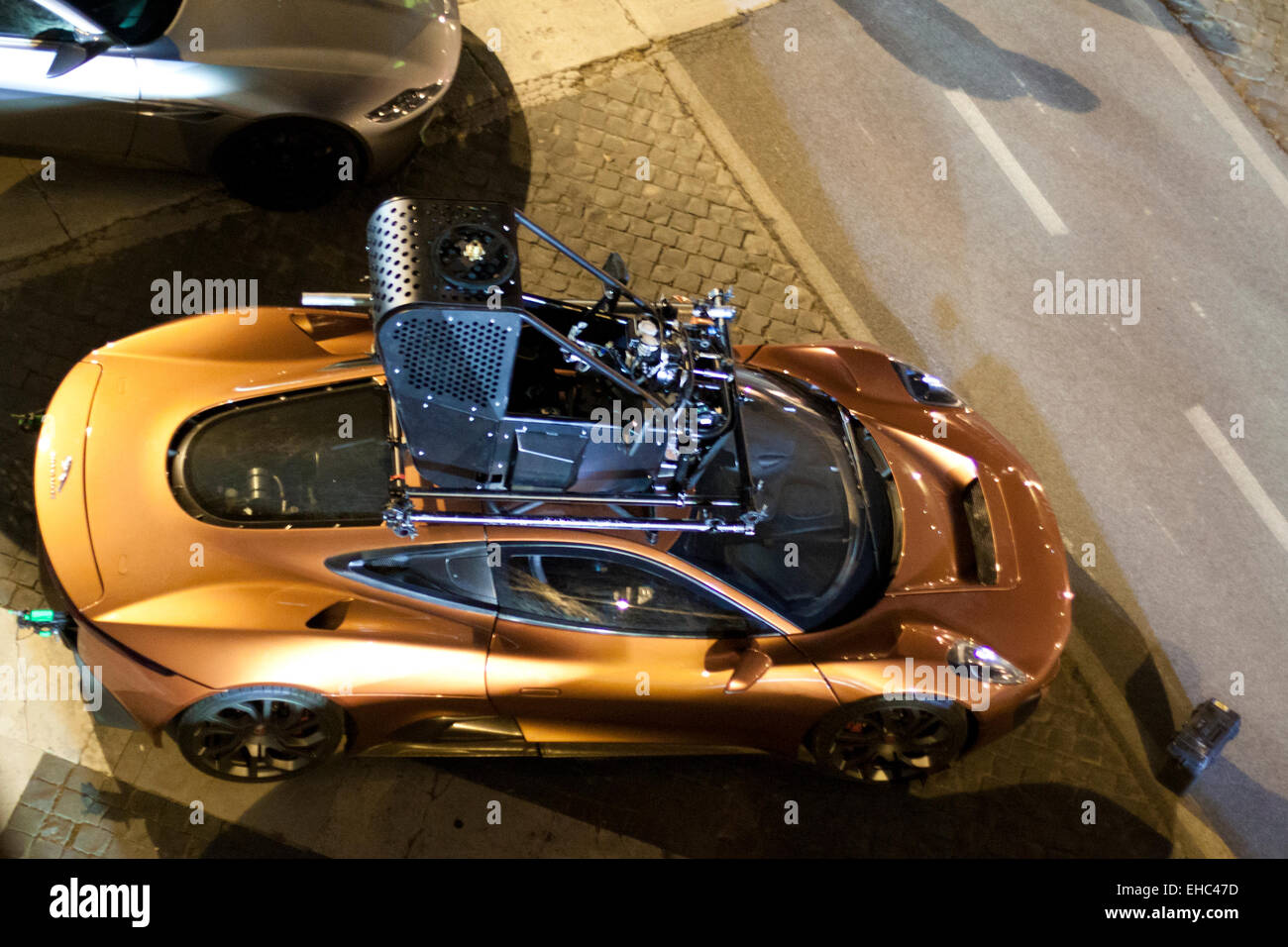 Roma, Italia. 10 marzo, 2015. Le riprese di inseguimento d'auto scena per il nuovo film di James Bond 'pectre' lungo il fiume Tevere sulla posizione a Roma, Italia. Nella foto: Prototipo Jaguar C-X75 Credito: Piotr Zajac/Alamy Live News Foto Stock