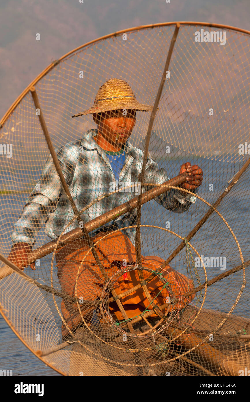 Chiusura del pescatore visto attraverso la sua rete; Lago Inle, Myanmar ( Birmania ), Asia Foto Stock
