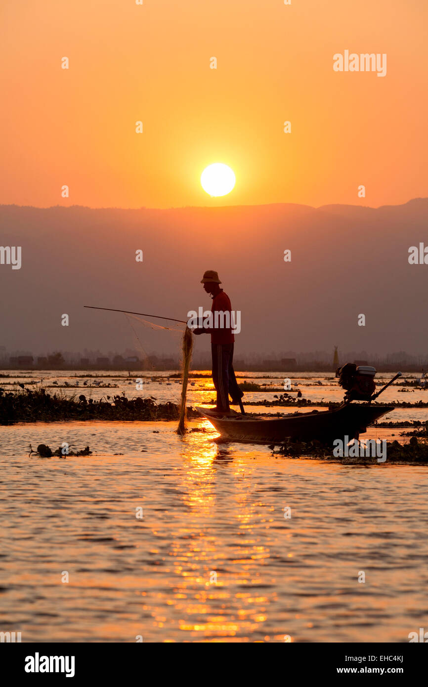 Lago Inle net di pesca dei pescatori al tramonto, Lago Inle, Myanmar ( Birmania ), Asia Foto Stock