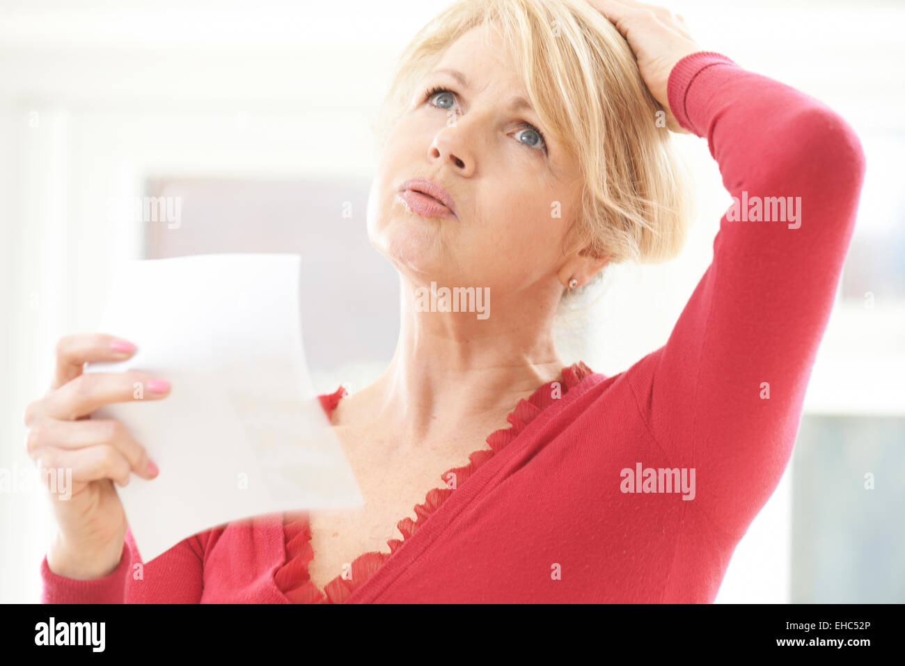 Donna matura vivendo a filo caldo da menopausa Foto Stock