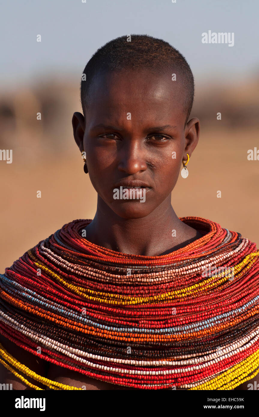 Giovane donna Rendille con massicce collane colorate, area di Korr, Kenya Foto Stock
