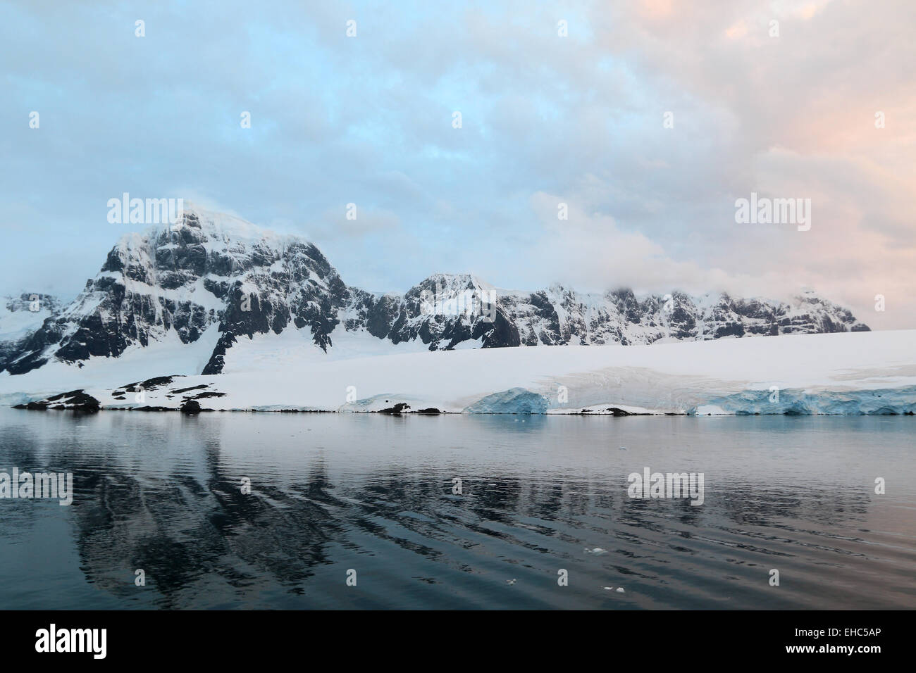 L'Antartide immagine orizzontale del tramonto a Port Lockroy. Foto Stock