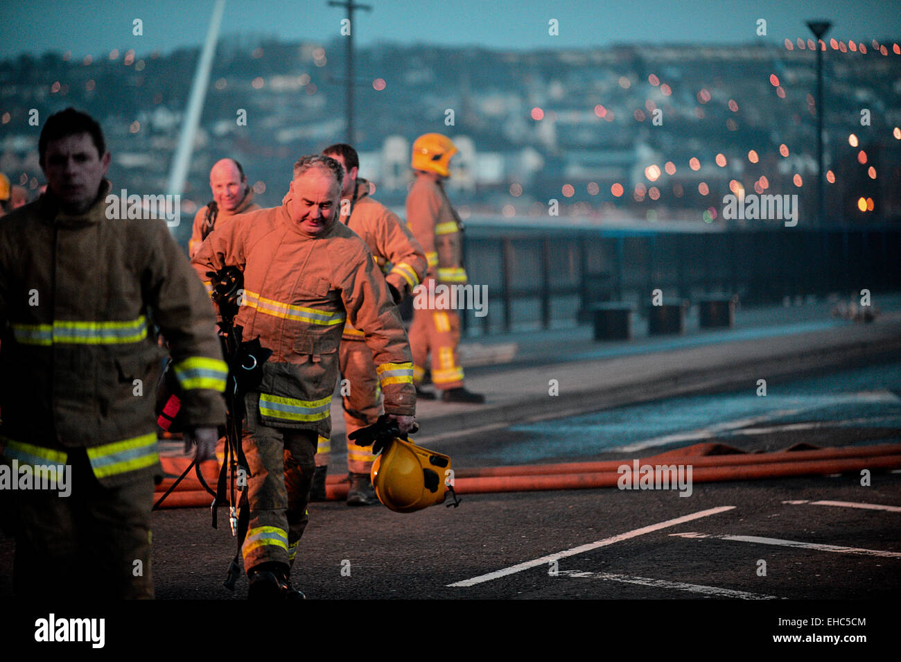 Londonderry, Irlanda del Nord. 11 marzo, 2015. Centotrenta sono i vigili del fuoco di affrontare un tripudio al Mandarin Palace ristorante cinese nel Queens Quay area di Londonderry. Un certo numero di appartamenti nelle vicinanze e le imprese sono state evacuate. Nel frattempo la causa di blaze non è ancora stata stabilita. Credito: George Sweeney/Alamy Live News Foto Stock