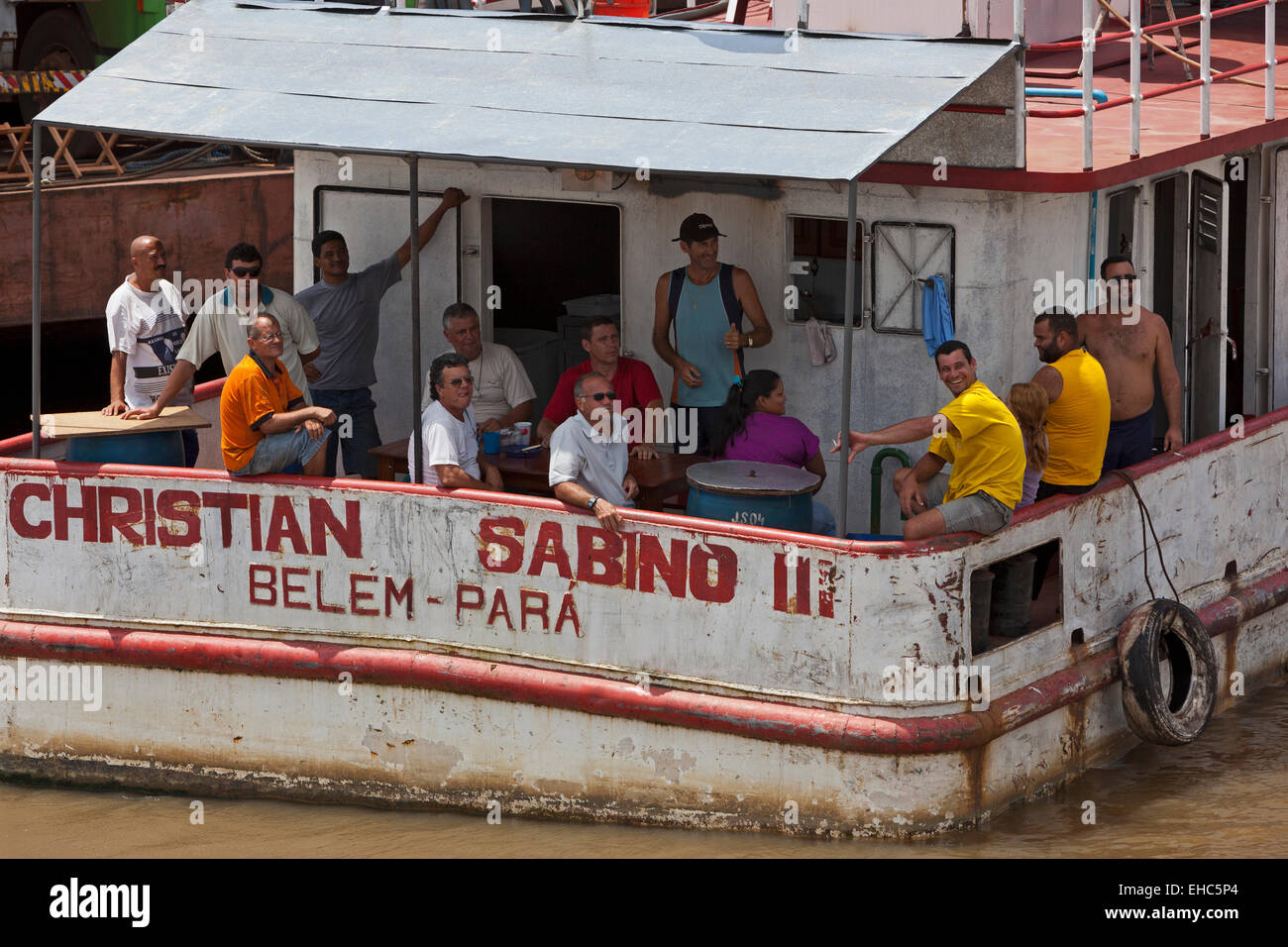 La poppa di una grande barca da pesca da Belem sul fiume Rio delle Amazzoni in Brasile con dodici uomini rilassarsi all'ombra sotto una tenda Foto Stock