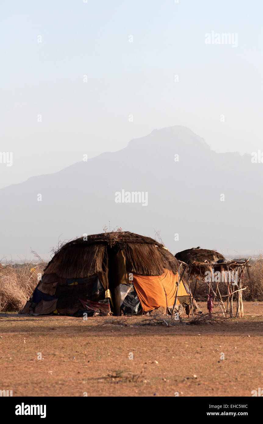 Capanna tradizionale di un villaggio Rendille, area di Korr, Kenya Foto Stock