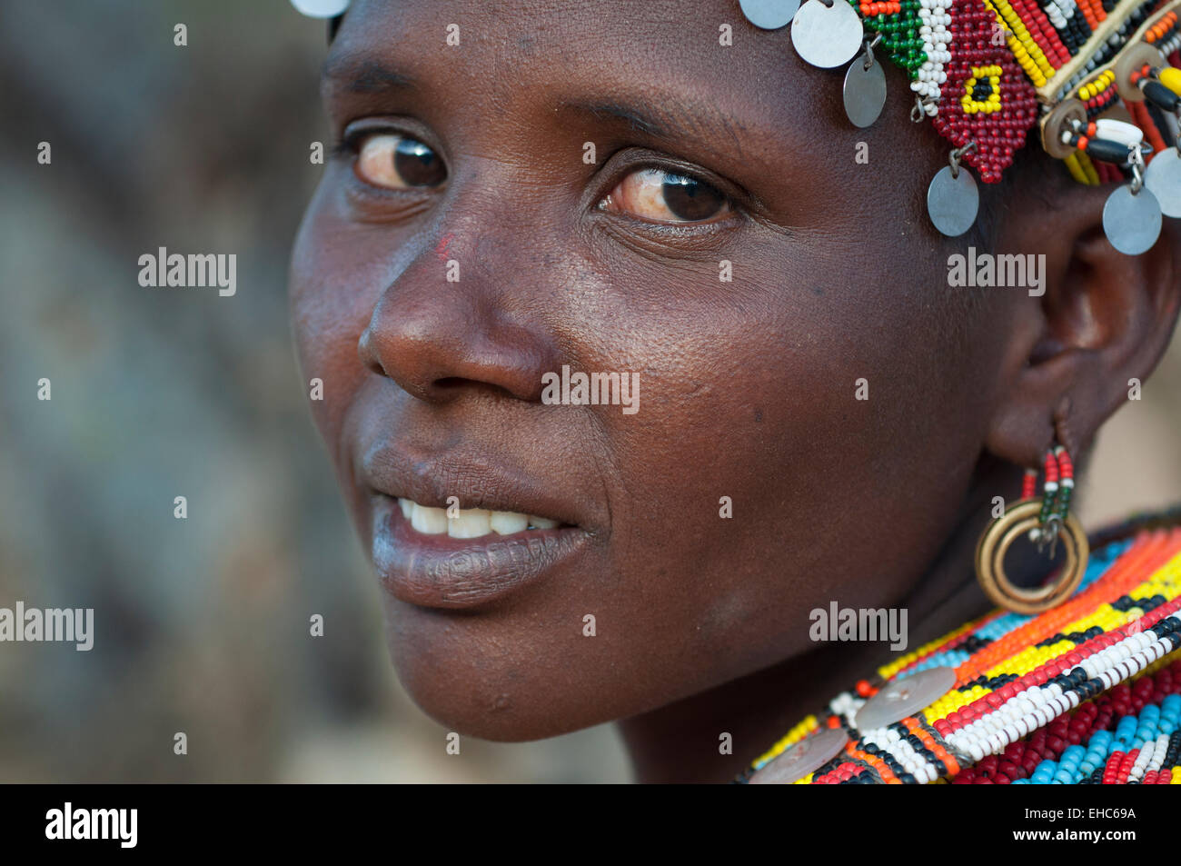 Giovane donna Samburu con colorati collane e copricapo, area Ngurunit, Kenya Foto Stock