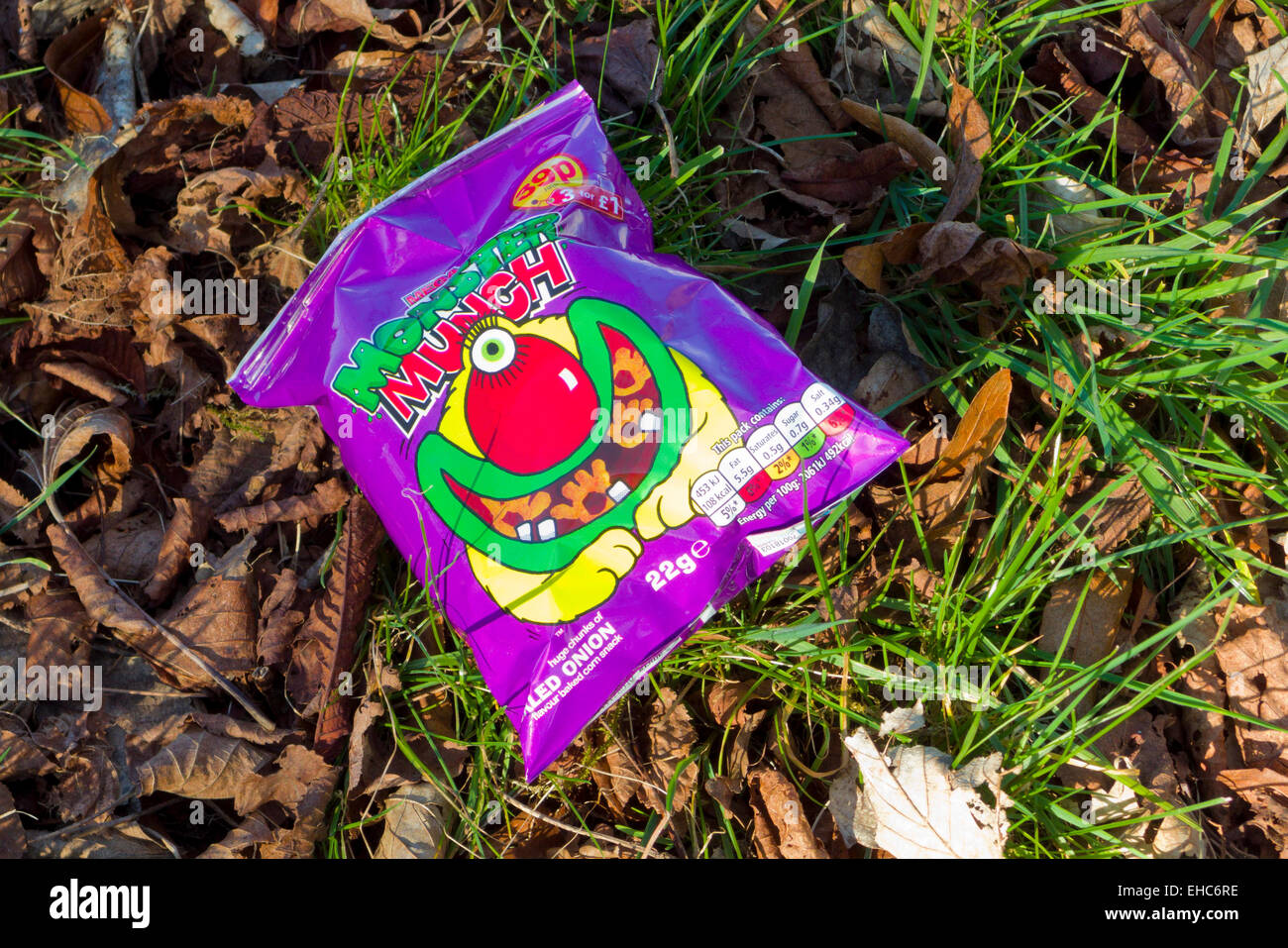 Svuotare Monster Munch pacchetto nitido il littering un prato, REGNO UNITO Foto Stock