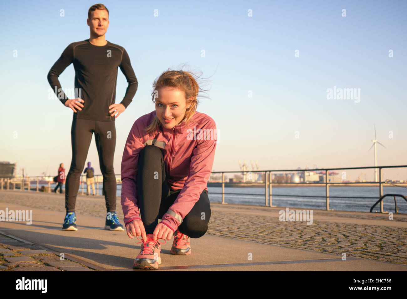 Attivo sportivo giovane su un lungomare ottenere pronto per andare a fare jogging nel loro allenamento quotidiano Foto Stock
