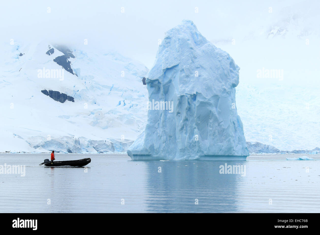 L'Antartide iceberg, ice berg, galleggianti in Antartide paesaggio di ghiaccio con driver dello zodiaco. Foto Stock L'Antartide iceberg, ice berg, galleggianti in Antartide paesaggio di ghiaccio con driver dello zodiaco. Foto Stock