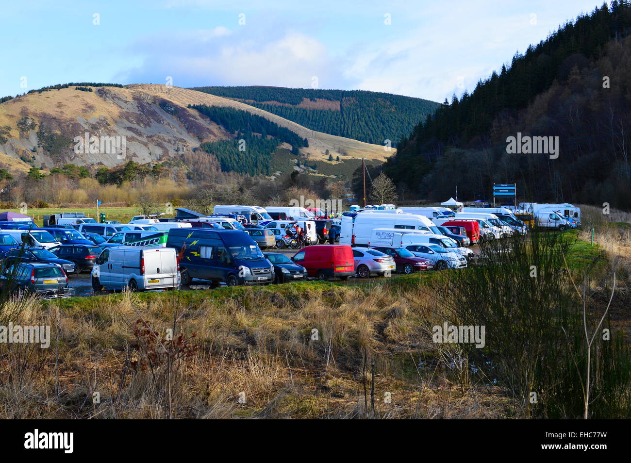 Innerleithen MTB parcheggio auto per il POC di Enduro scozzese nel marzo 2015 Foto Stock