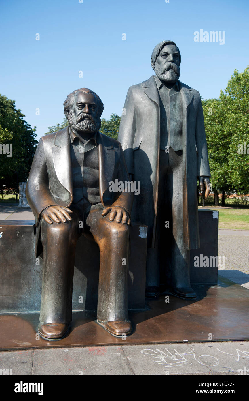 Figura in bronzo di Karl Marx e Friedrich Engels, famoso comunisti tedeschi Berlino Germania Europa Foto Stock