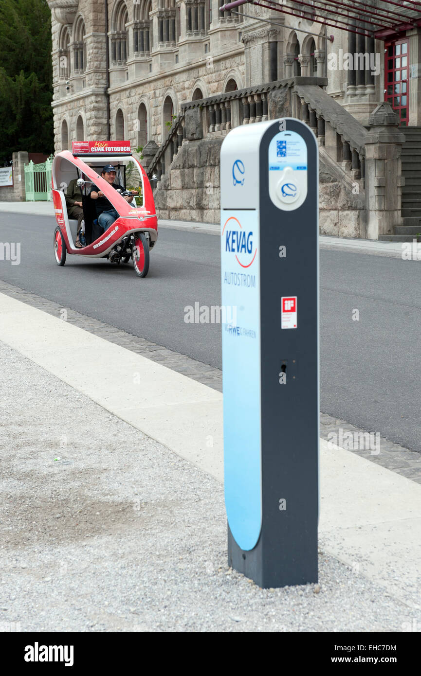 Auto elettrica punto di ricarica e di biciclette per i turisti a Koblenz Germania Foto Stock