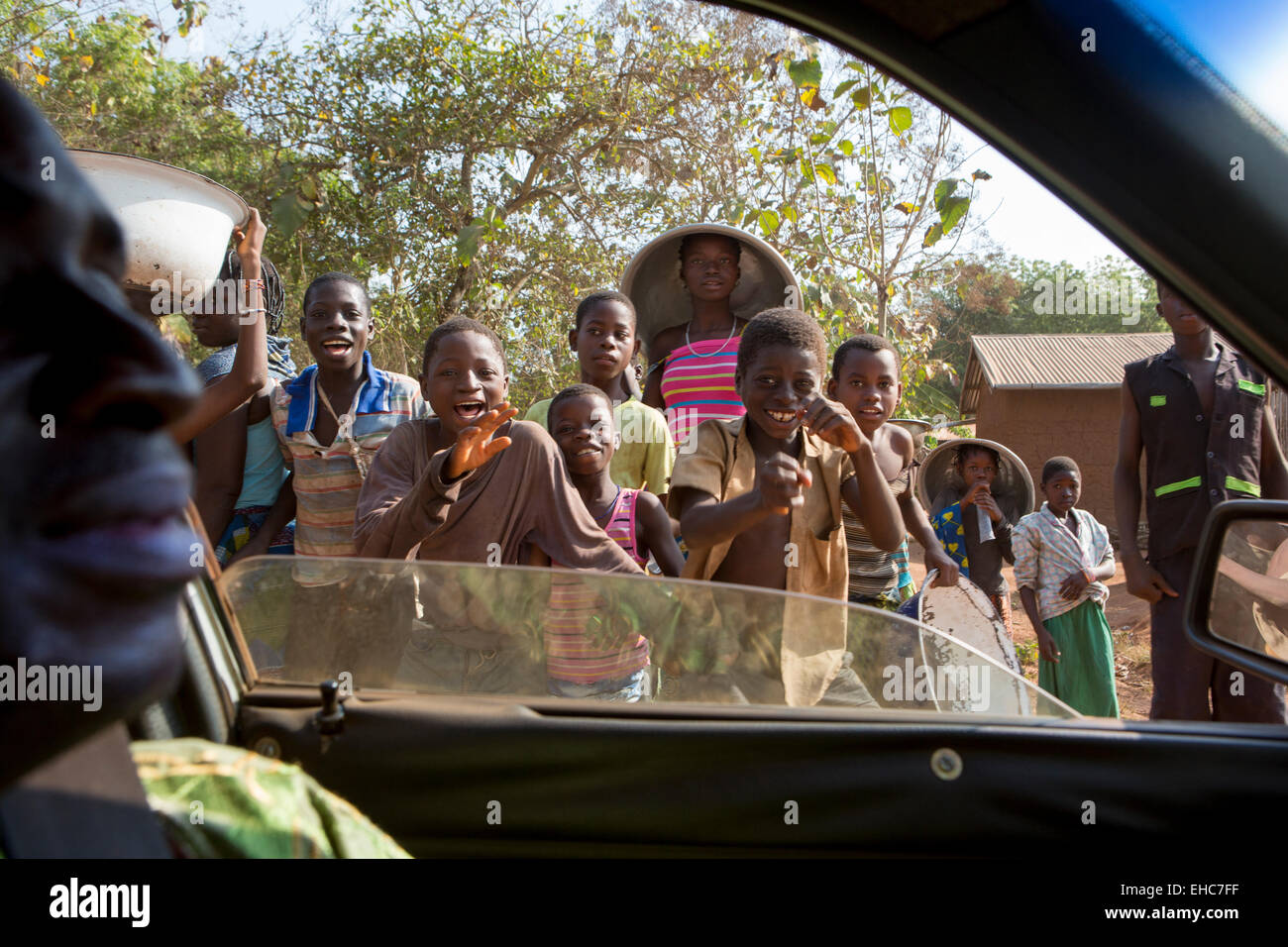 Il Togo, 10 dicembre 2012; i bambini sul loro modo di scuola. Foto di Mike Goldwater Foto Stock