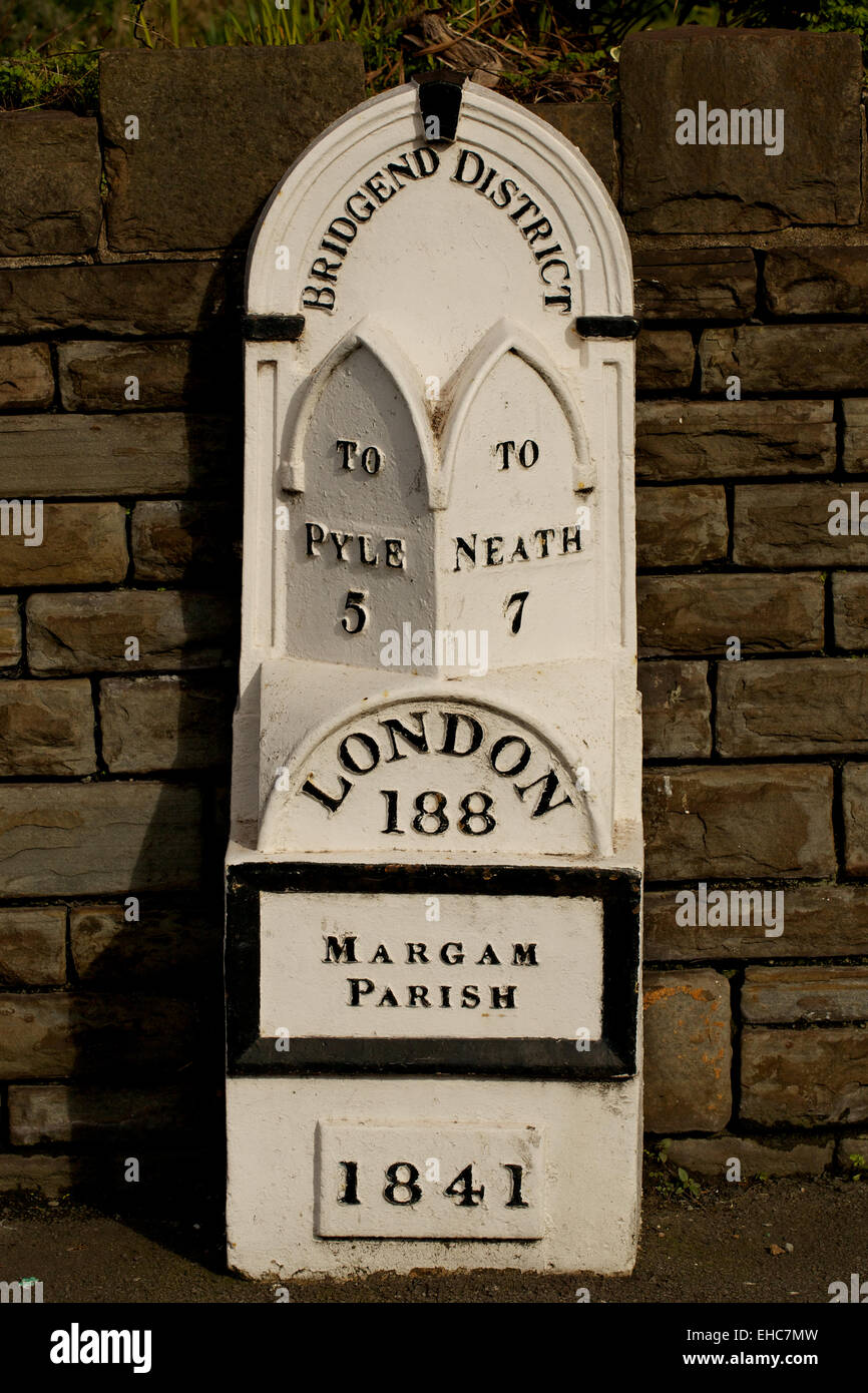 Pietra miliare sulla strada Margam nella parrocchia di Margam in Port Talbot, Wales, Regno Unito, dando la distanza Pyle, Neath e Londra Foto Stock