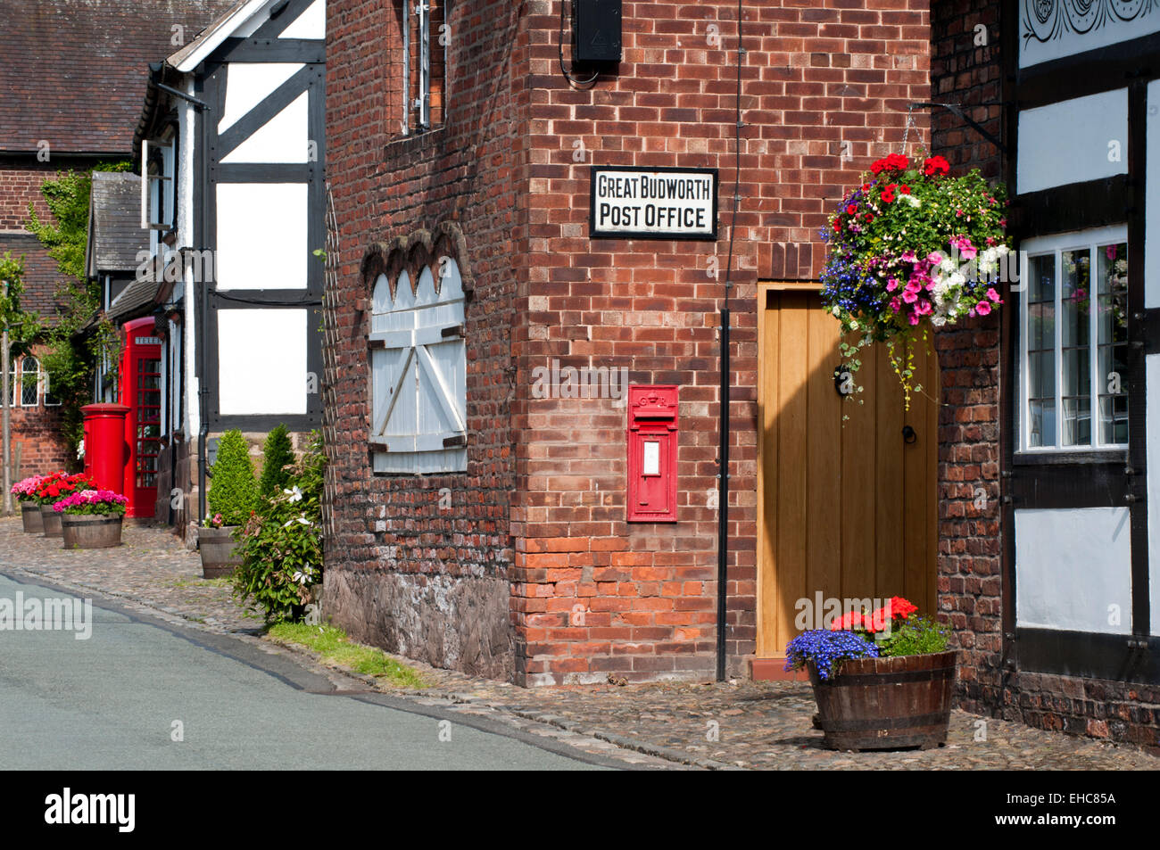 Grande Budworth High Street in estate, grande Budworth, Cheshire, Inghilterra, Regno Unito Foto Stock