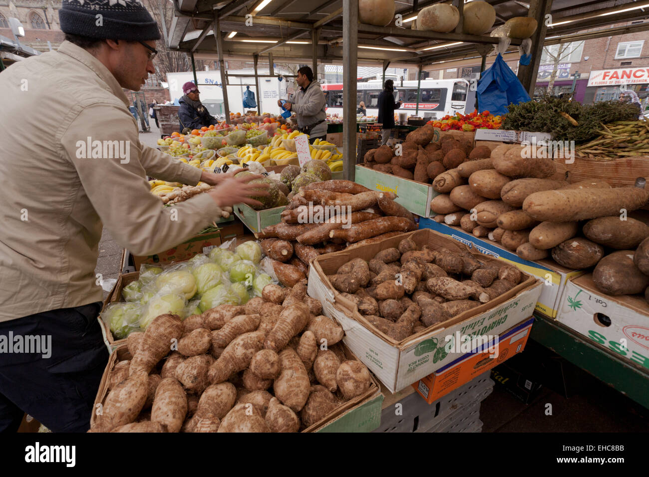 Stallholder mercato disponendo i suoi beni sul suo stallo, Birmingham REGNO UNITO Foto Stock