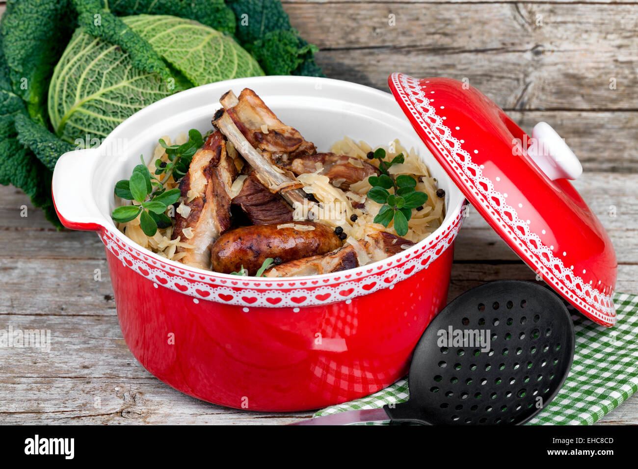 Stufati di cavolo con costolette di maiale e salsicce Foto Stock