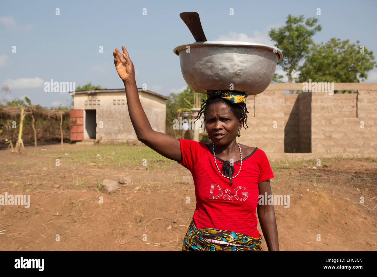 Il Togo, 10 dicembre 2012; un conducente riceve le direzioni locali da una donna per il suo modo di lavare i suoi vestiti. Foto Stock