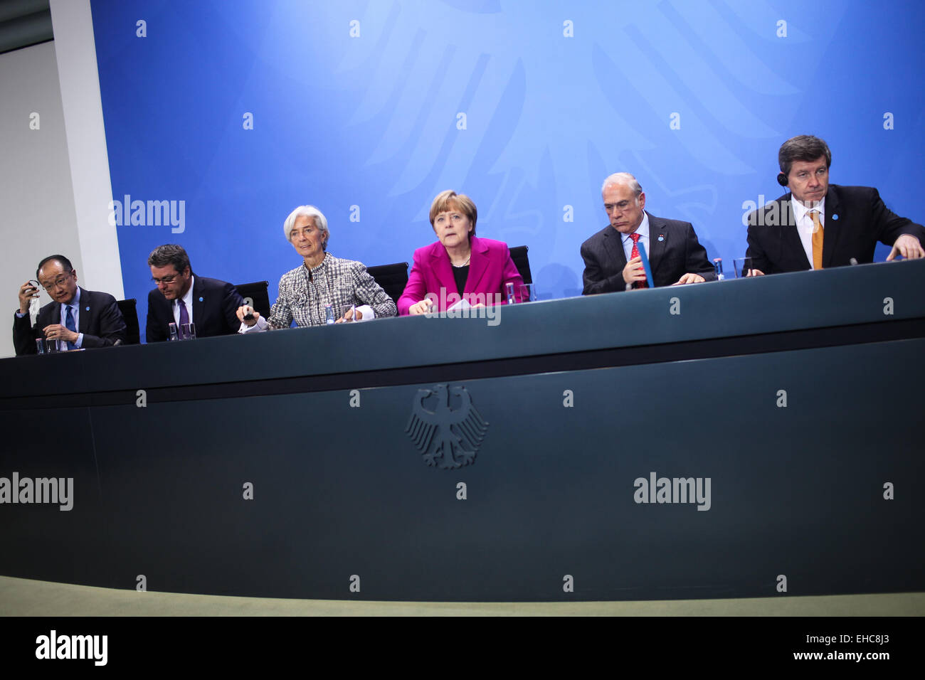 Berlino, Germania. Undicesimo Mar, 2015. (Da l a r) Gruppo Banca Mondiale Presidente Jim Yong Kim, direttore generale dell'Organizzazione mondiale del commercio (OMC) Roberto Azevedo, il Fondo monetario internazionale (FMI) Direttore Christine Lagarde, il Cancelliere tedesco Angela Merkel, Segretario Generale dell'Organizzazione per la cooperazione e lo sviluppo economico (OCSE) Angel Gurria e l'Organizzazione Internazionale del Lavoro (OIL) Direttore Generale Guy Ryder a partecipare a una conferenza stampa congiunta dopo un incontro presso la cancelleria di Berlino, Germania, il 11 marzo 2015. Credito: Zhang ventola/Xinhua/Alamy Live News Foto Stock