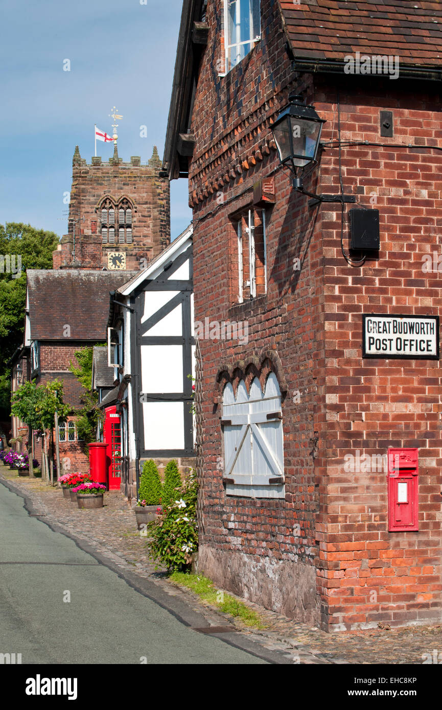 Grande Budworth High Street in estate, grande Budworth, Cheshire, Inghilterra, Regno Unito Foto Stock