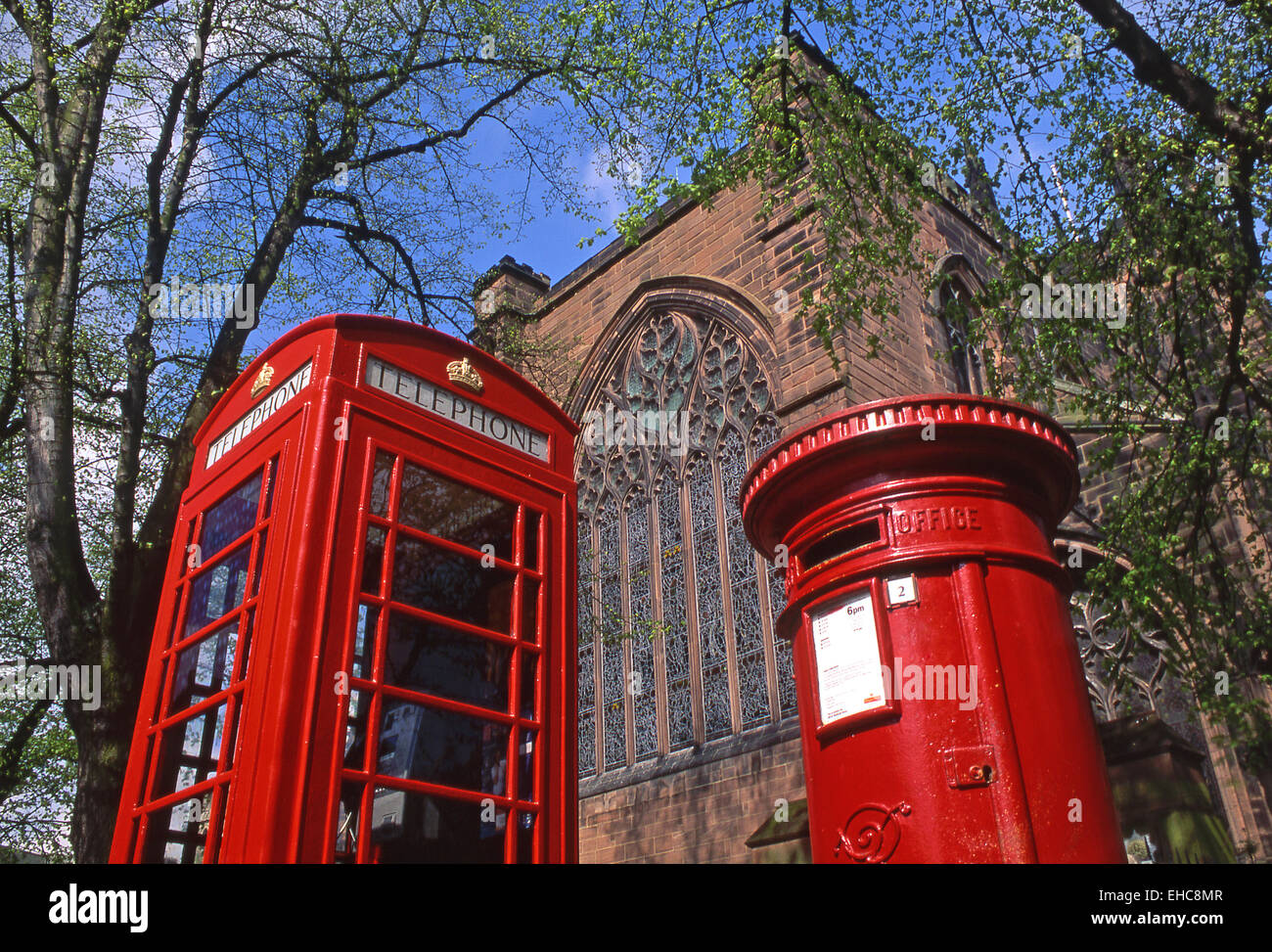 Tradizionale in rosso di telefono e le caselle postali di Chester, Cheshire, Inghilterra, Regno Unito Foto Stock