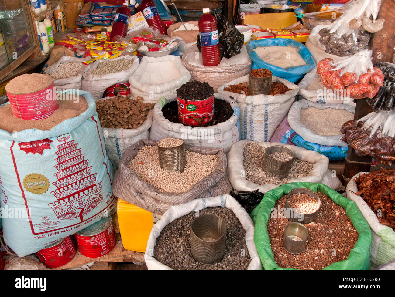Selezione di spezie africana, impulsi & Prodotti alimentari in vendita sul mercato di Serrekunda, Serrekunda, Gambia, Africa occidentale Foto Stock
