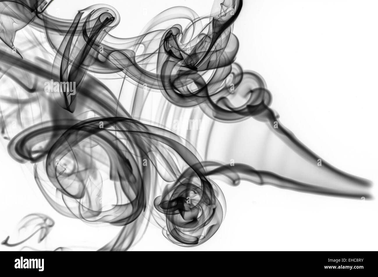 Configurazione astratta: fumo nero volute e curve su bianco Foto Stock