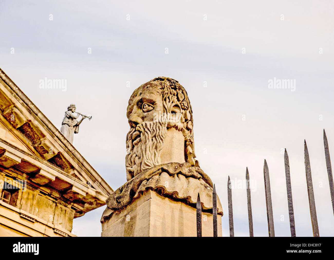 Busti dell'Imperatore (o apostoli") le teste fuori il Sheldonian Theatre in Oxford Foto Stock