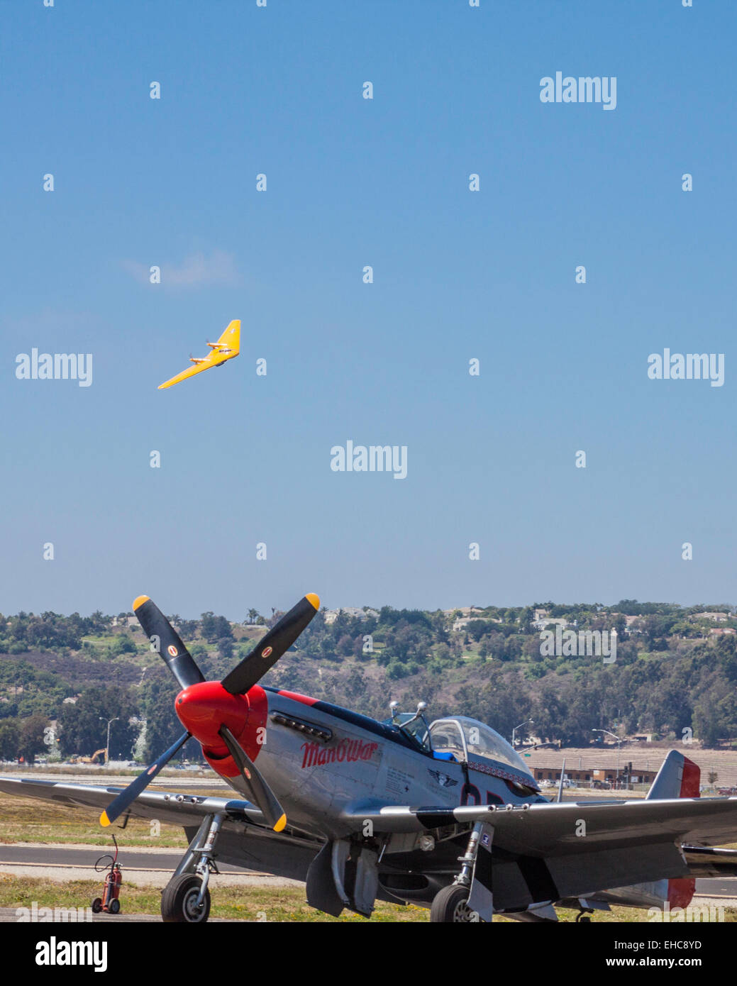 Un P Mustang e un flying wing aereo al 2011 Ali sopra Camarillo Air Show in Camarillo California Foto Stock
