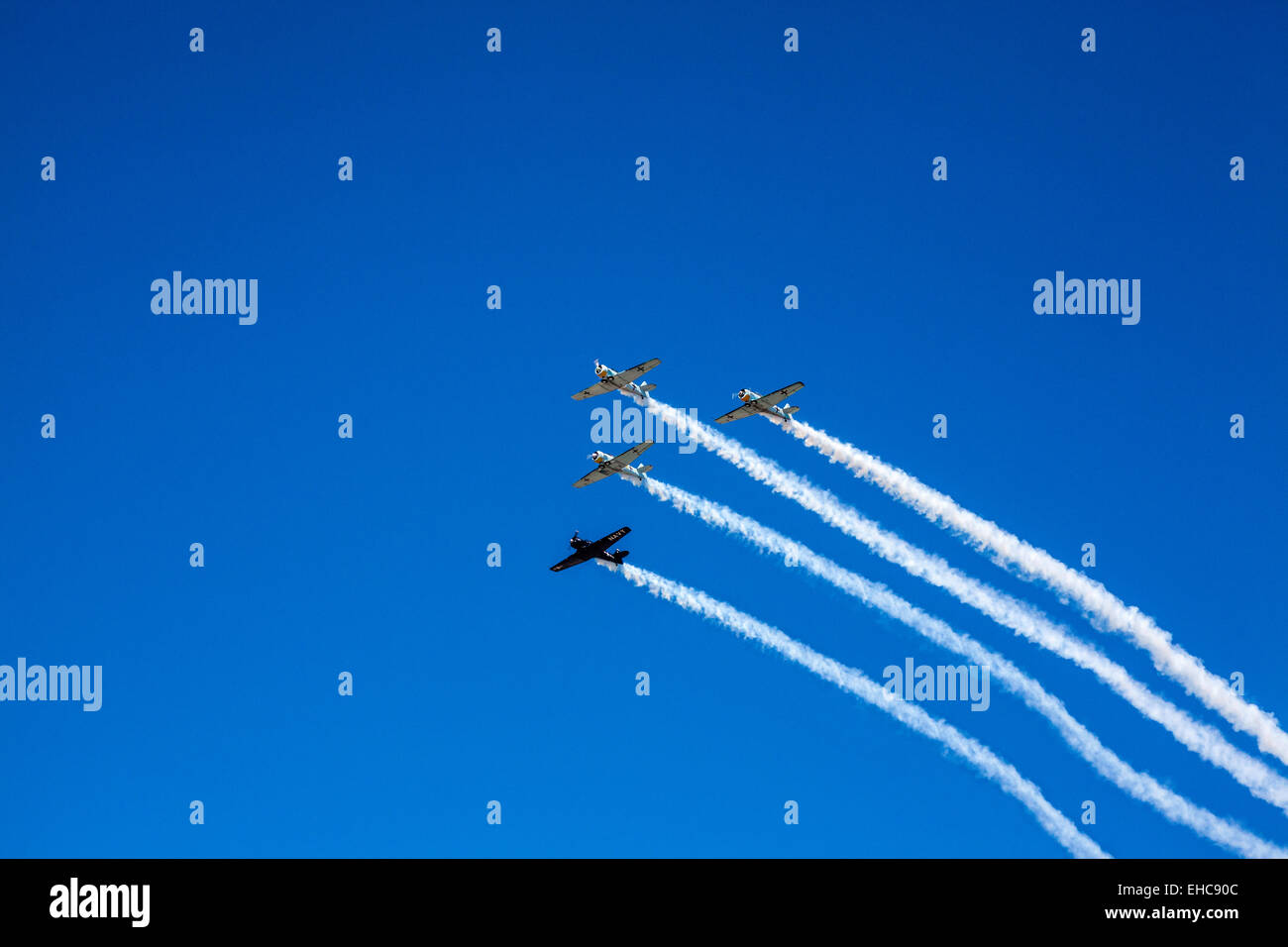 Quattro A-6 Texans volare in formazione al 2011 Ali sopra Camarillo Air Show in Camarillo California Foto Stock