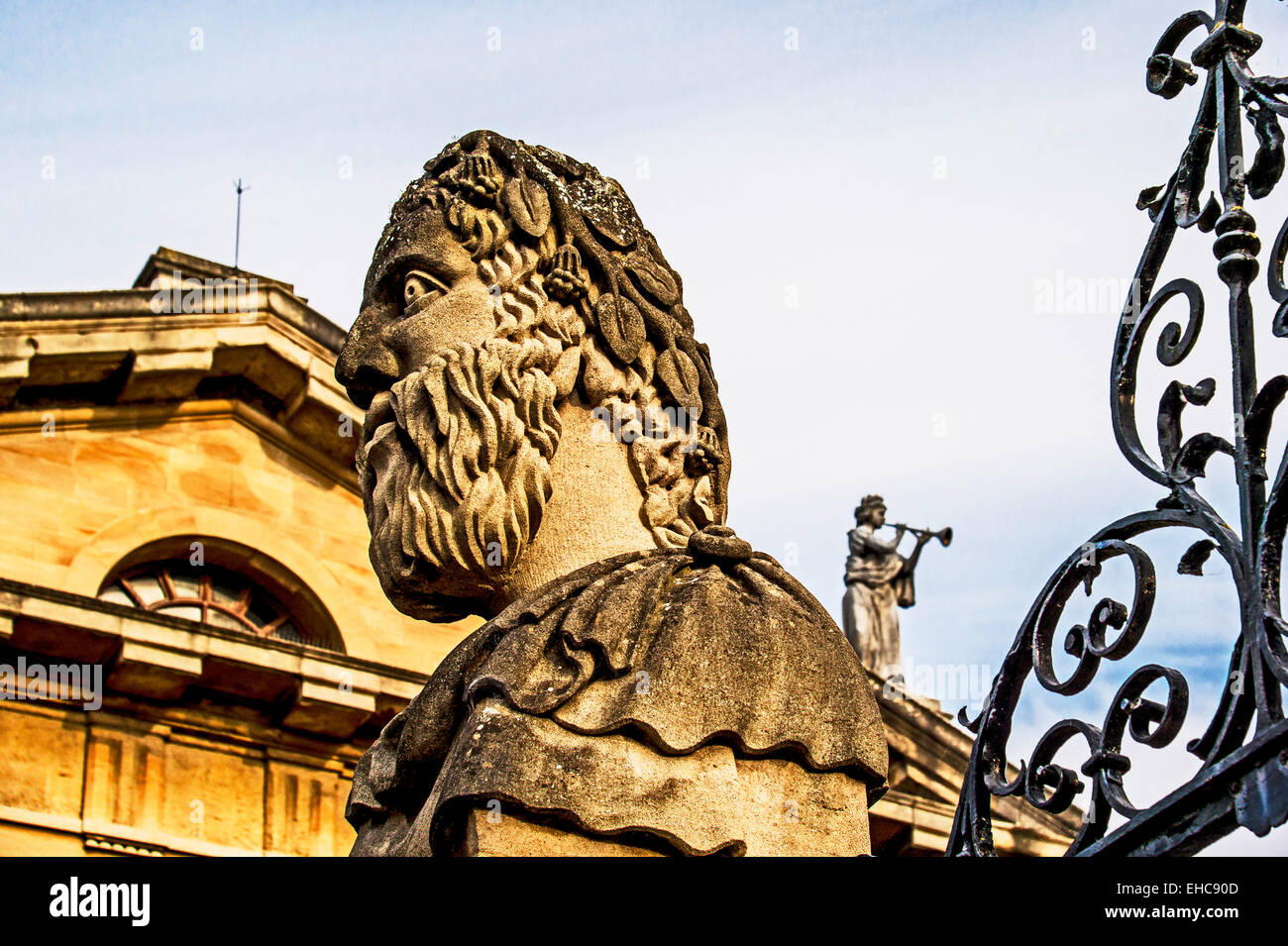 Busti dell'Imperatore (o apostoli") le teste fuori il Sheldonian Theatre in Oxford Foto Stock