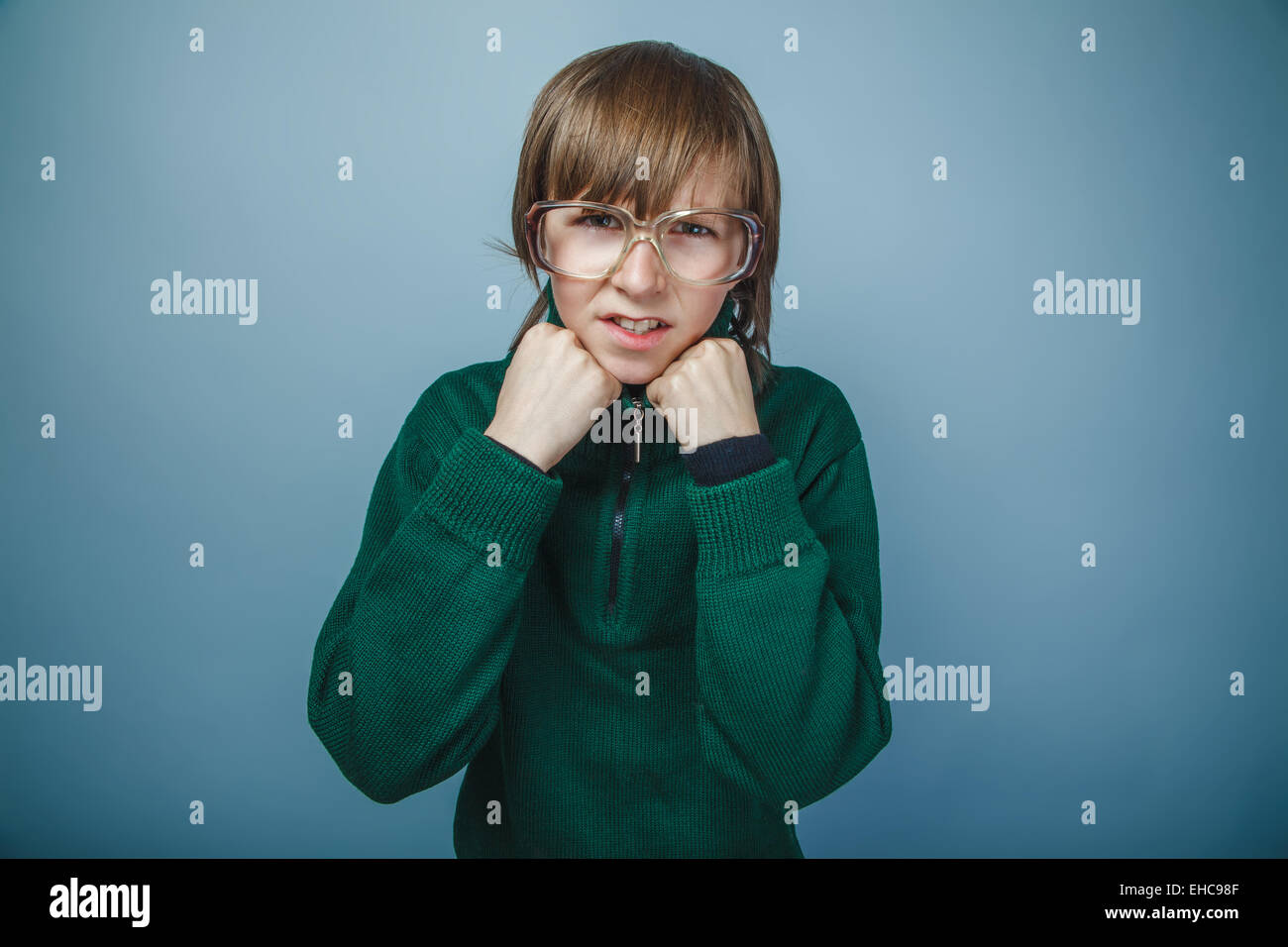 Ragazzo adolescente marrone capelli aspetto europeo in maglione verde ret Foto Stock