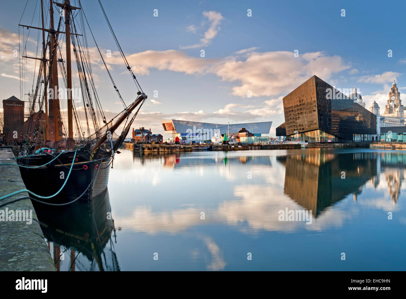 Tall Ship, Mann Isola Apartments e Liverpool Museum, attraverso Canning Dock, Liverpool, Merseyside England, Regno Unito Foto Stock