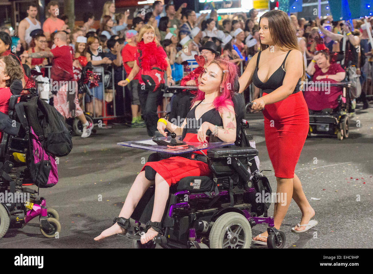 La donna in sedia a rotelle prendendo parte a Sydney Gay and Lesbian Mardi Gras Parade. Oxford Street, Sydney. Australia Foto Stock