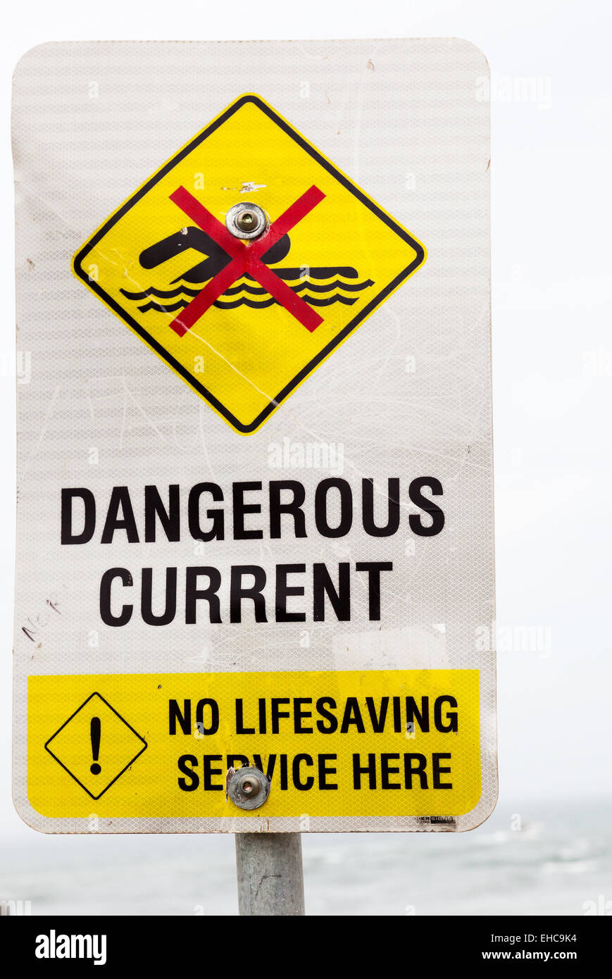Segnale di avvertimento di corrente pericolosa in ocean Foto Stock
