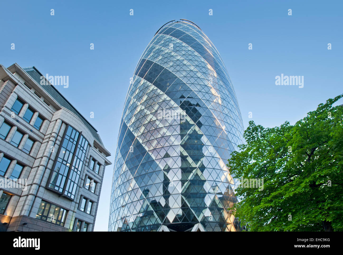 Il Gherkin o la Swiss Re Building, City of London, England, Regno Unito Foto Stock