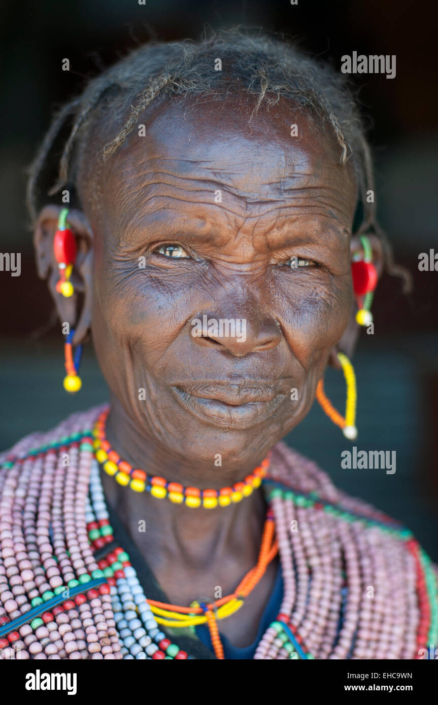 Un Pokot vecchia donna con enorme collana di perle collier, Tengulbei, Kenya Foto Stock