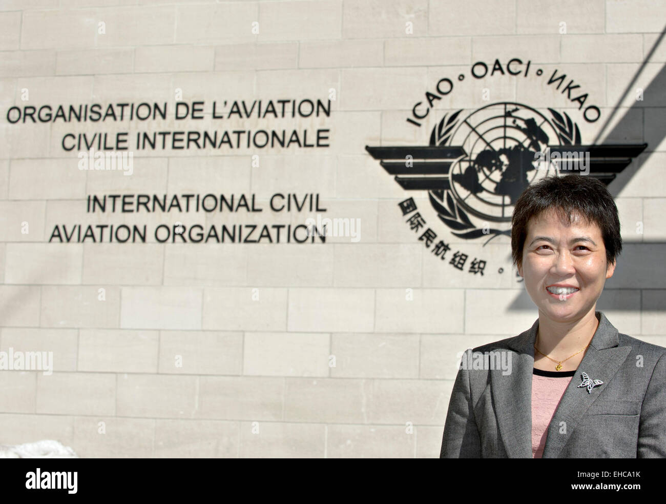 Montreal, Canada. Undicesimo Mar, 2015. Liu Fang pone per le foto all'esterno dell'edificio dell' Organizzazione dell' aviazione civile internazionale (ICAO) a Montreal, Canada, 11 marzo 2015. Liu Fang, un Cinese aria-esperto di sicurezza e ex ufficiale, è stato eletto mercoledì il segretario generale dell'ICAO, riuscendo francese Raymond Benjamin, il cui secondo mandato di tre anni scade alla fine del mese di luglio 2015. © Andrew Soong/Xinhua/Alamy Live News Foto Stock