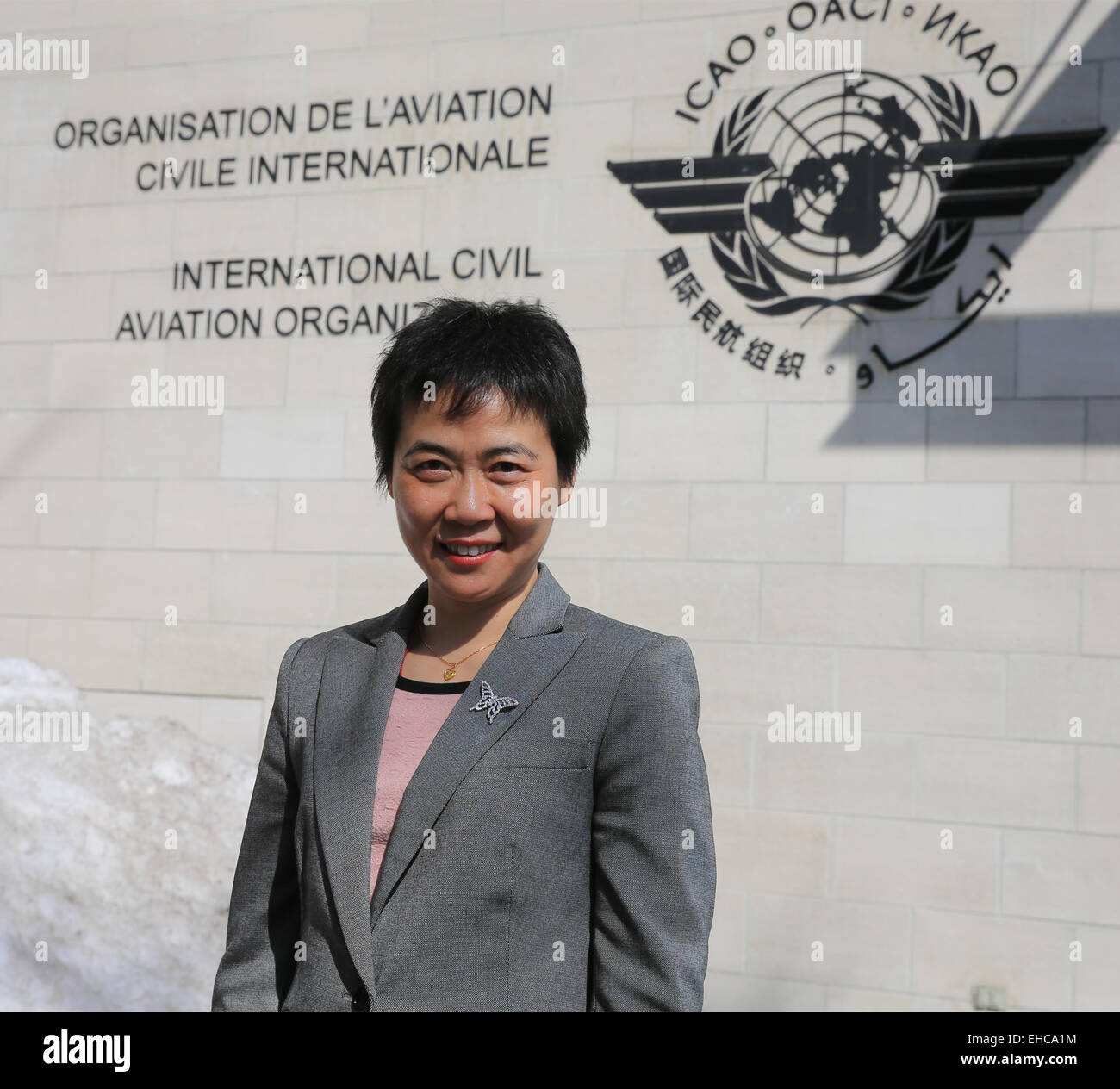 Montreal, Canada. Undicesimo Mar, 2015. Liu Fang pone per le foto all'esterno dell'edificio dell' Organizzazione dell' aviazione civile internazionale (ICAO) a Montreal, Canada, 11 marzo 2015. Liu Fang, un Cinese aria-esperto di sicurezza e ex ufficiale, è stato eletto mercoledì il segretario generale dell'ICAO, riuscendo francese Raymond Benjamin, il cui secondo mandato di tre anni scade alla fine del mese di luglio 2015. © Li Baodong/Xinhua/Alamy Live News Foto Stock