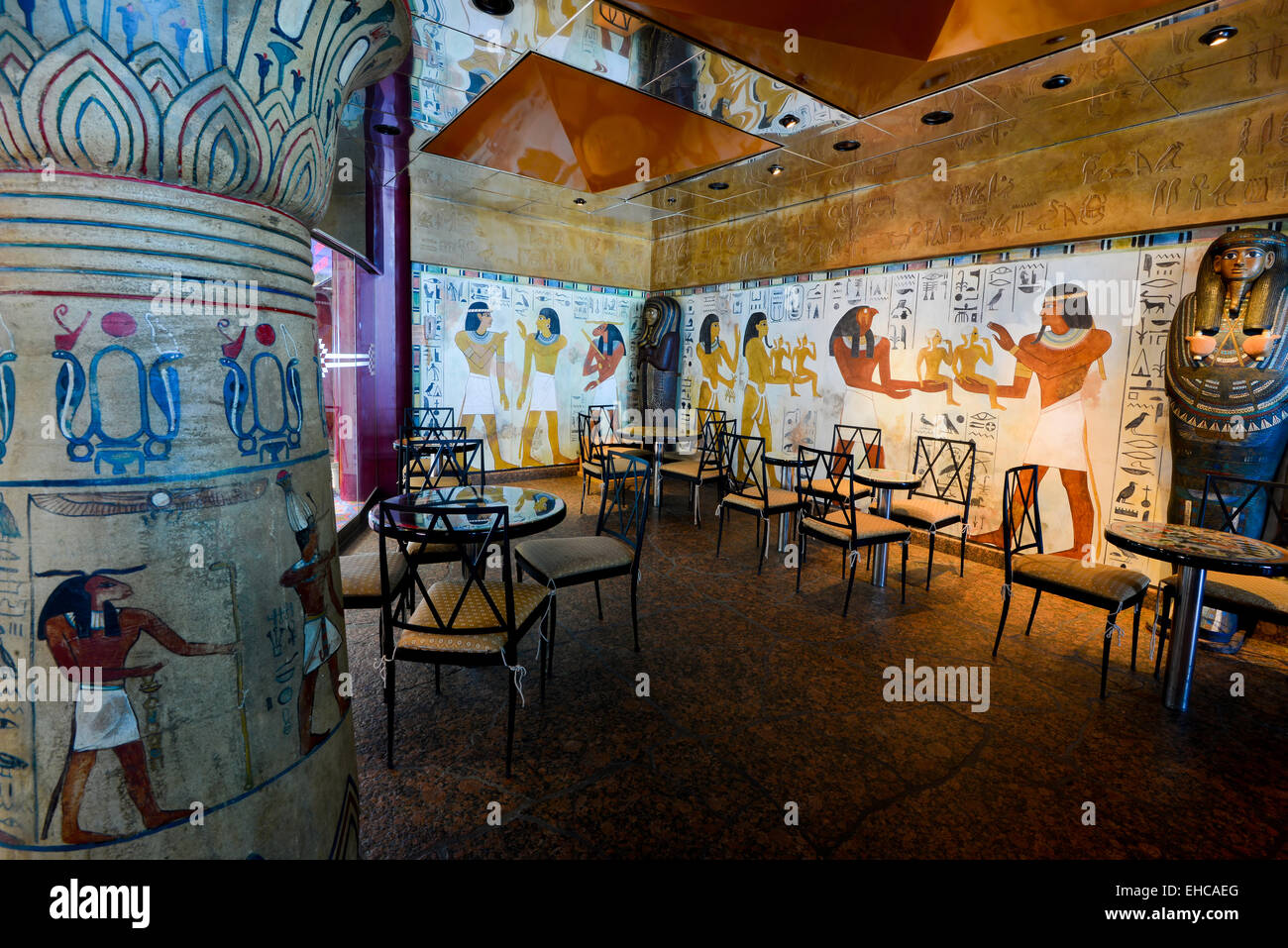 Superba cafe con pareti dipinte in stile egiziano Foto Stock
